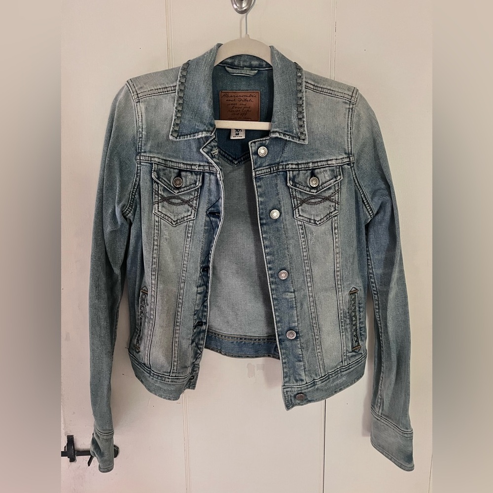 Vintage Abercrombie & Fitch denim light washed jacket w silver studs. Size M.